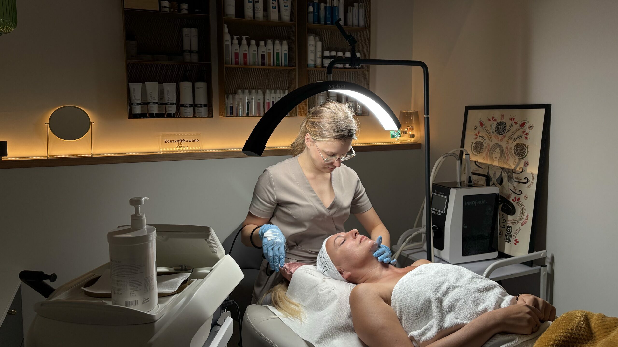 Jak przygotować skórę na jesień? Wskazówki, rytuały i zabiegi wspierające odnowę skóry po lecie